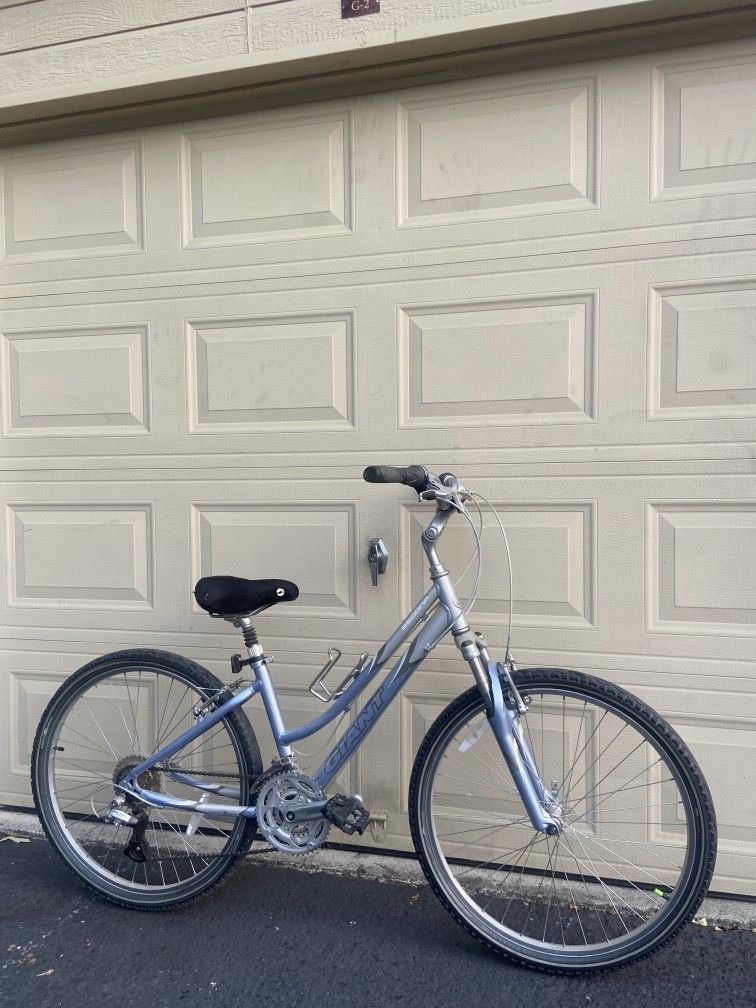 Giant Sedona Comfort Bike – Step-Thru Bicycle - 14” frame - Aluminium