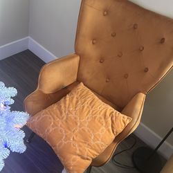 Orange accent chair￼