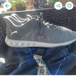 Mens PUMAS SIZE 9.  LIKE NEW.  I HAVE 2 PAIR.  25 EACH