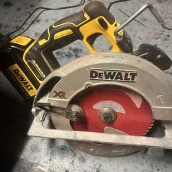 DEWALT 20V MAX 7-1/4" Cordless Circular Saw (Tool Only)