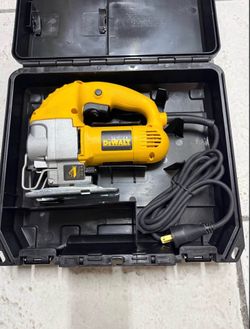 Dewalt — 5.5 Amp Corded Variable Speed Jig Saw Kit with Case
