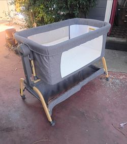 Baby Bassinet Bedside Crib Newborns and Infants. Excellent Condition Immaculate