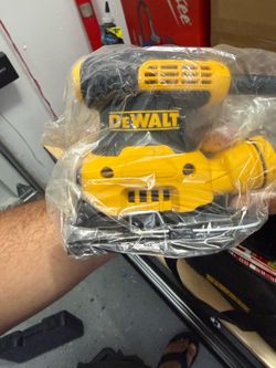 DeWalt Corded 2.3 amps 1/4 Sheet Sander