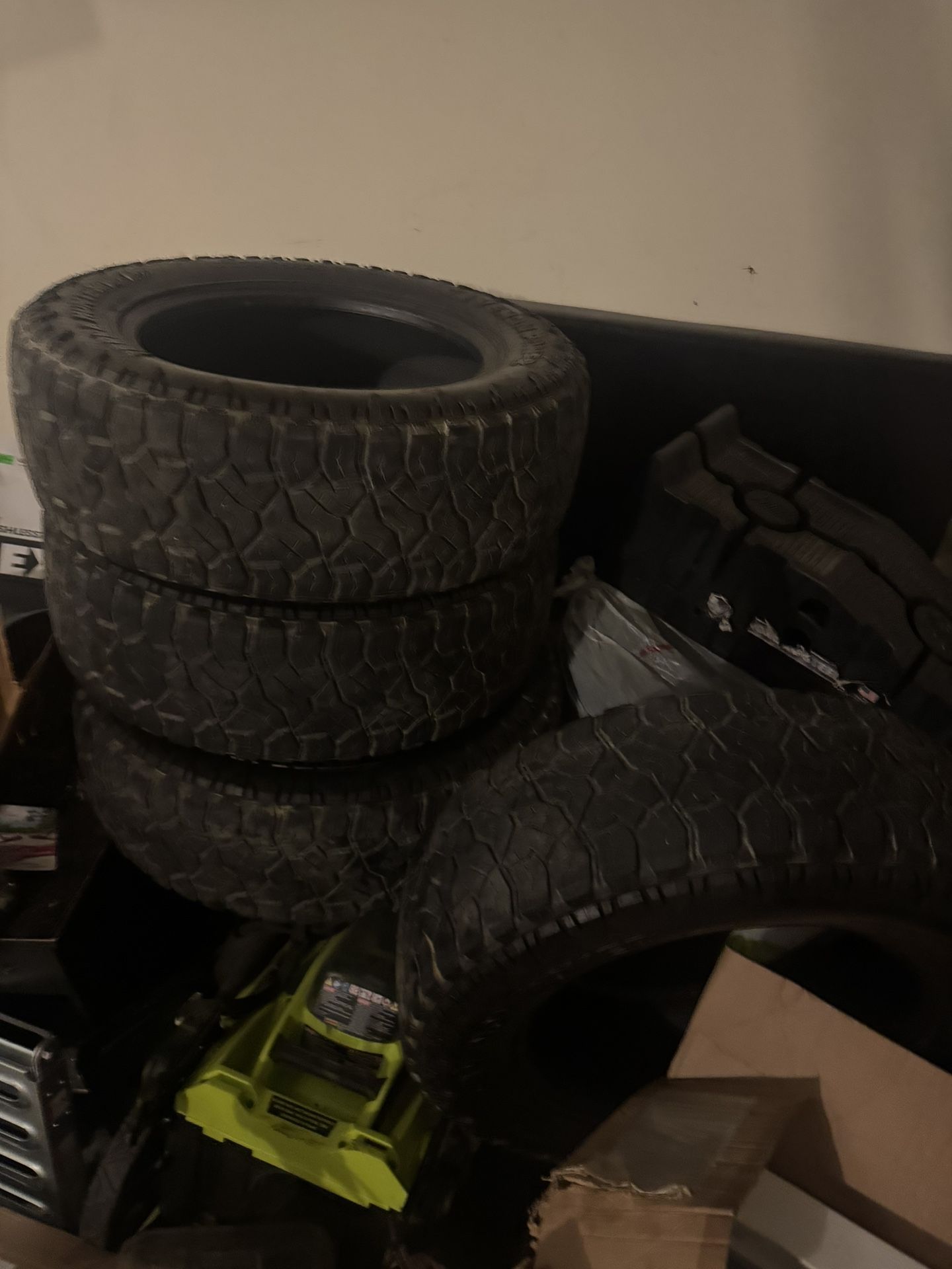 Venom Power Terra Hunter R/T LT275/65R20 (4) 30%-40% Thread