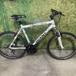 Giant Boulder 26” Wheels “X-Large Frame” 21 Speed Mountain Bike 
