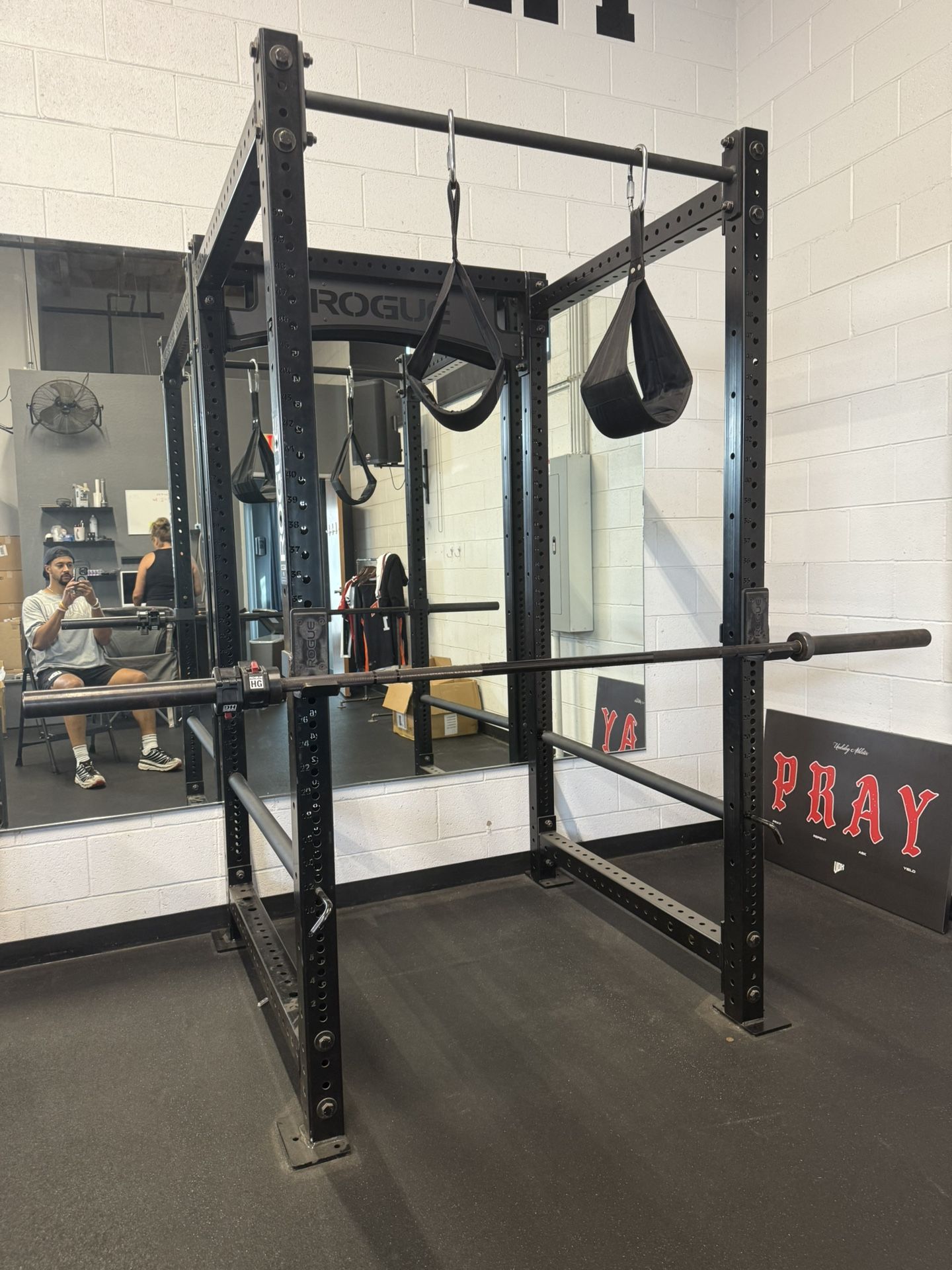 ROGUE RML SQUAT RACK W/Barbell