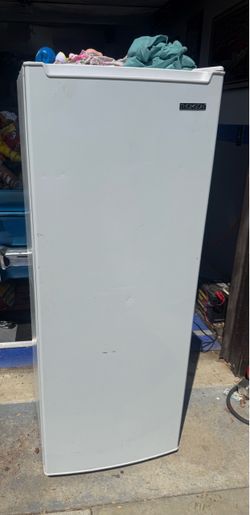 Thomson TRF690 6.9 Cu. Ft. Upright Freezer