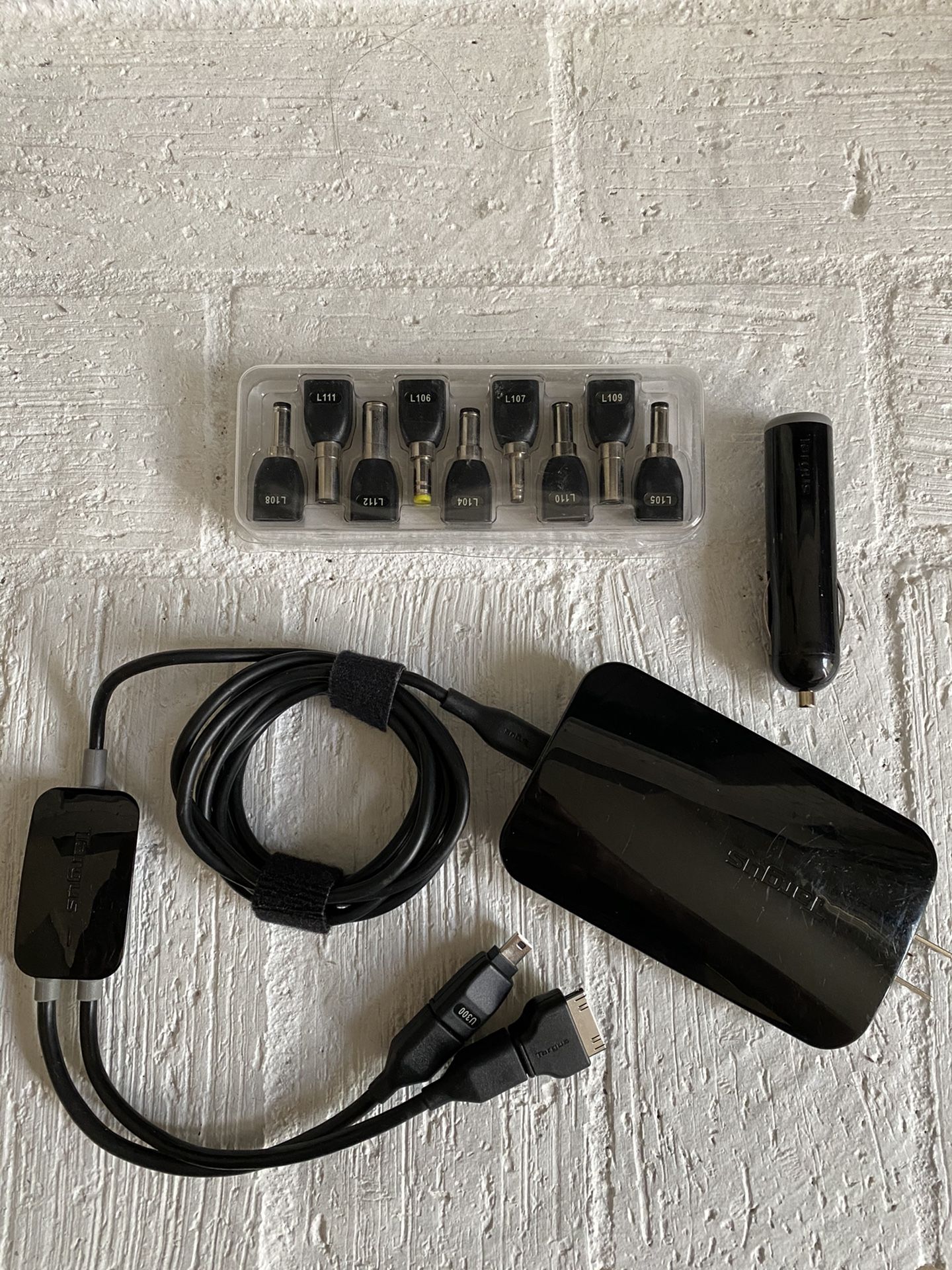 Targus Compact Laptop Charger AC for Dell, Toshiba, Sony, Lenovo, IBM, Panasonic