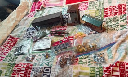 Ho scale train buildings & scenery items