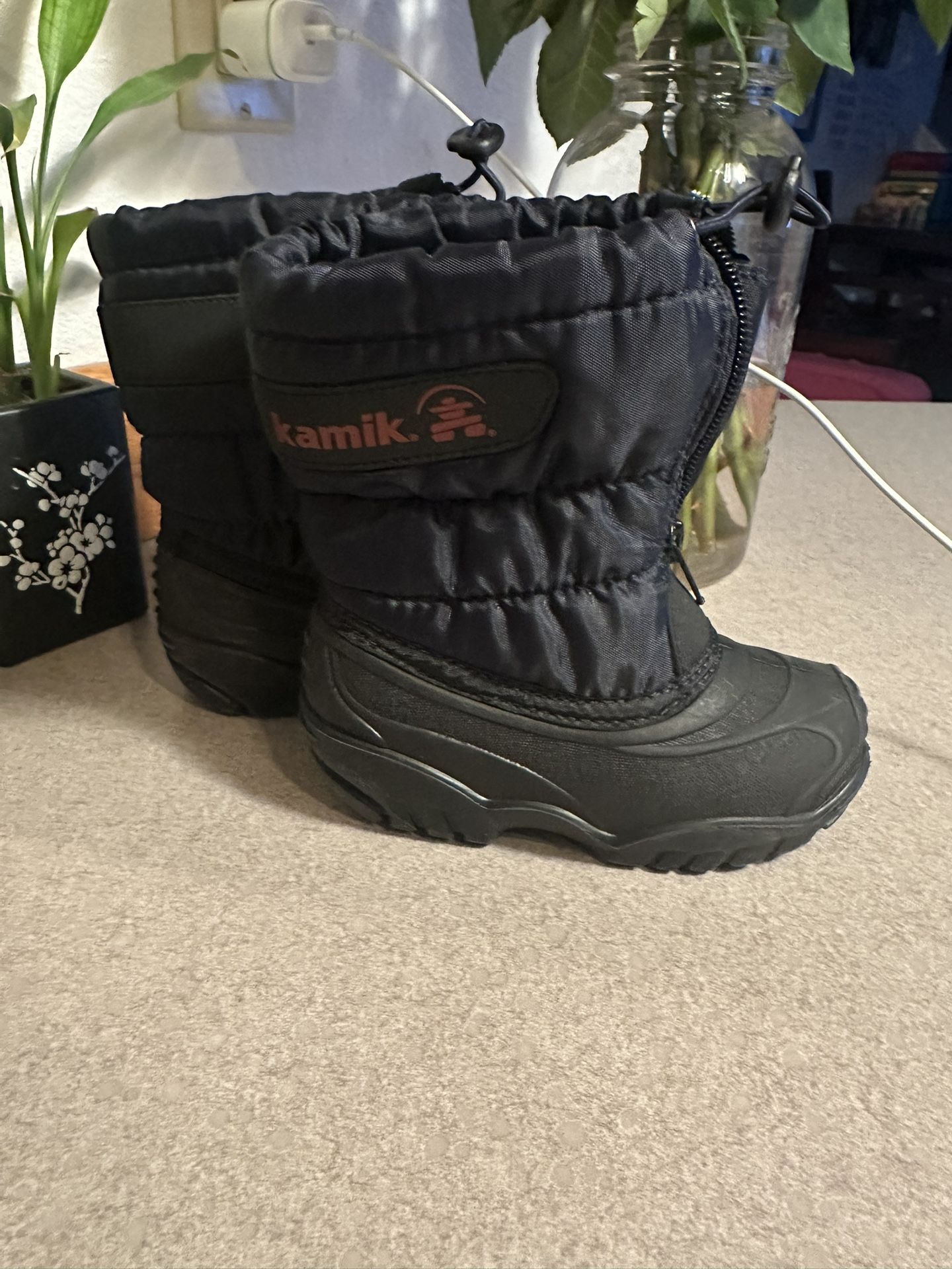 Free! Little kids Kamik snow boots size 8 - Find Me On A Map In Everett Near Lowell Park
