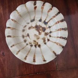 10in Decorative Plate With Scalloped Edge