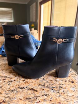Women’s 7.5 Tommy Hilfiger Boots