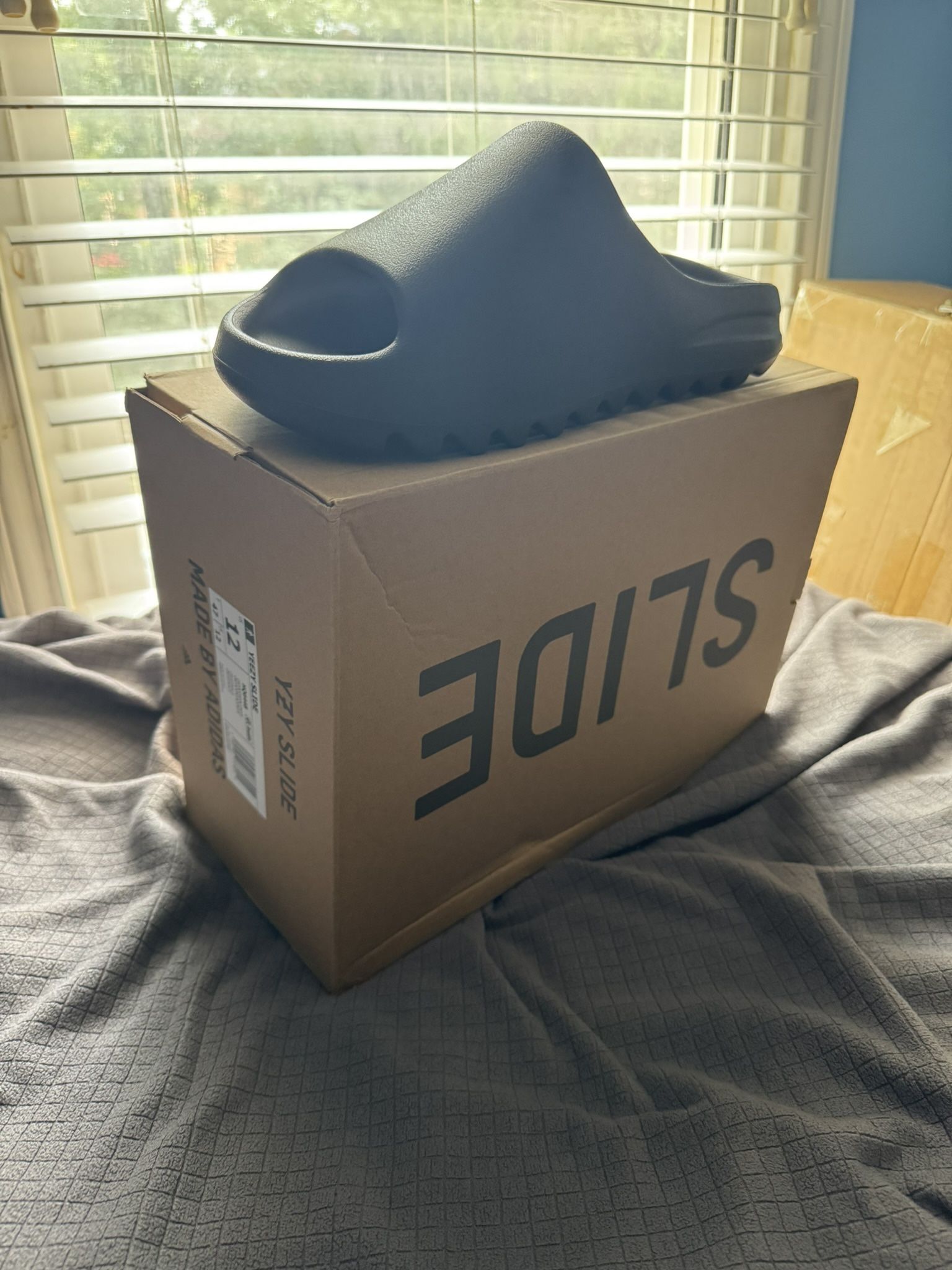 YEEZY SLIDE SIZE 12