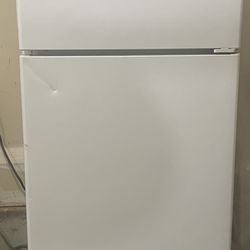 Hotpoint - 17.5 Cu. Ft. Top-Freezer Refrigerator with LED Interior Lighting - White