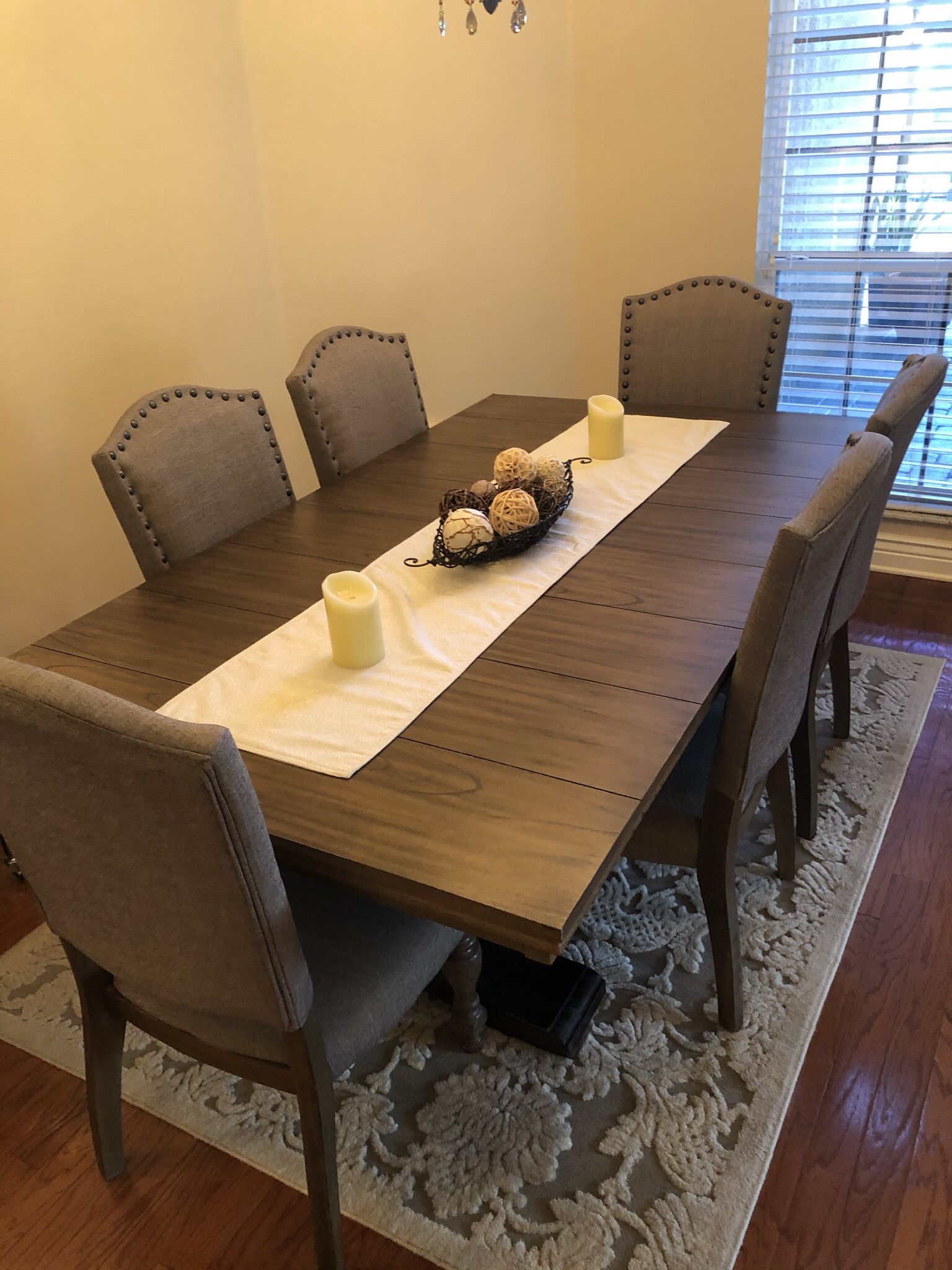 Dining Room Table & Chairs