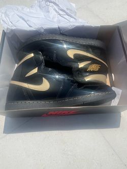Air Jordan 1 retro oh. Black/ metallic gold black.