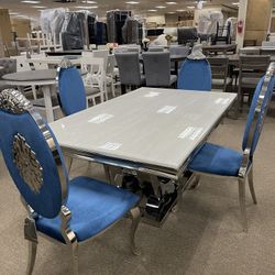 Elegant Dining Table ! 