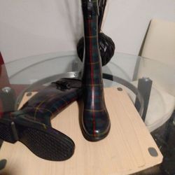 Boots Rain An Snow Boots With Fleece Lining For Sale 20 Dollars Size 8