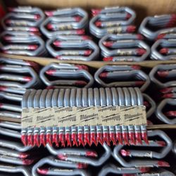 MILWAUKEE 1-1/2 in. 9-Gauge Galvanized Staples for M18 FUEL Utility Fencing Stapler (960 Per Box)