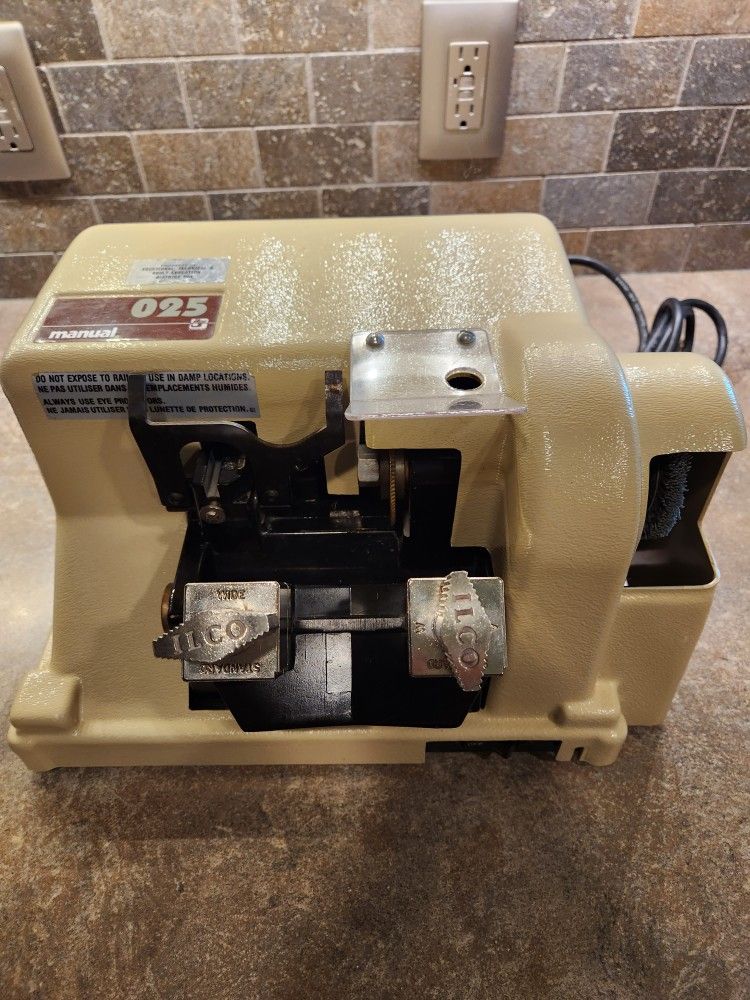 ILCO 025 Key Cutting Machine