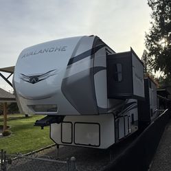 2022 Keystone Avalanche 390DS