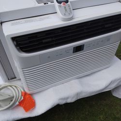 Frigidaire Air Conditioner 8,000 BTU - Like New