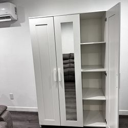 Closet , Three Doors With Mirror