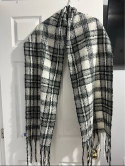 Old Navy Women’s Brushed Scarf NWT Soft Cozy Fringe One Size Fall Winter