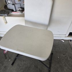 2 Small Lifetime Folding Tables .