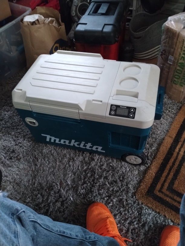 MAKITA CORDLESS COOLER/FOOD WARMER 