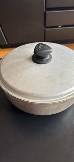 Aluminum middle size pan - 10 inches wide - 4 quart