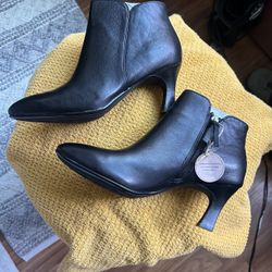 Woman’s Size 7.5 Leather Bootie