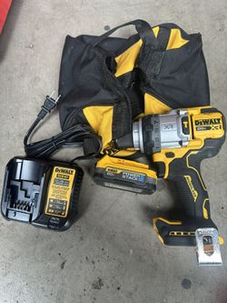 DEWALT 20v hammer drill with one power stack battery n charger bag