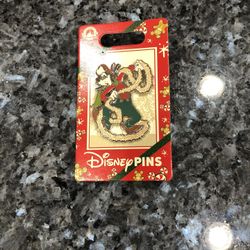 Disney Parks Goofy Christmas Holiday Tangled In Garland Trading Pin.  Really cute.  Size 2 inches long and 1 1/4 inches wide.  Brand new
