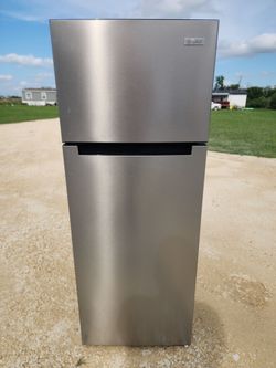 BRAND NEW Vissani
7.2 cu. ft. Top Freezer Bottom Refrigerator Stainless Steel NO SCRATCHES OR DENTS