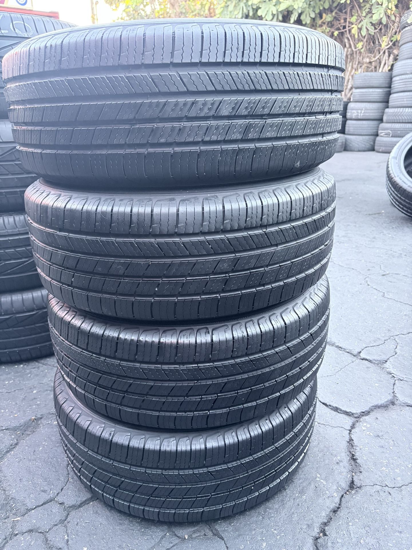 Tengo Un Set De Llantas En Muy Buenas Condiciones Marca Michelin 205/55 R16 Instalación Y Balanceo Por El Mismo Precio