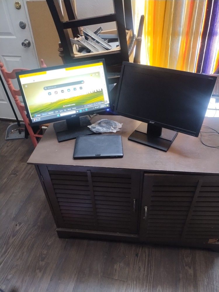 Dual Monitors Acer & Insignia Laptop