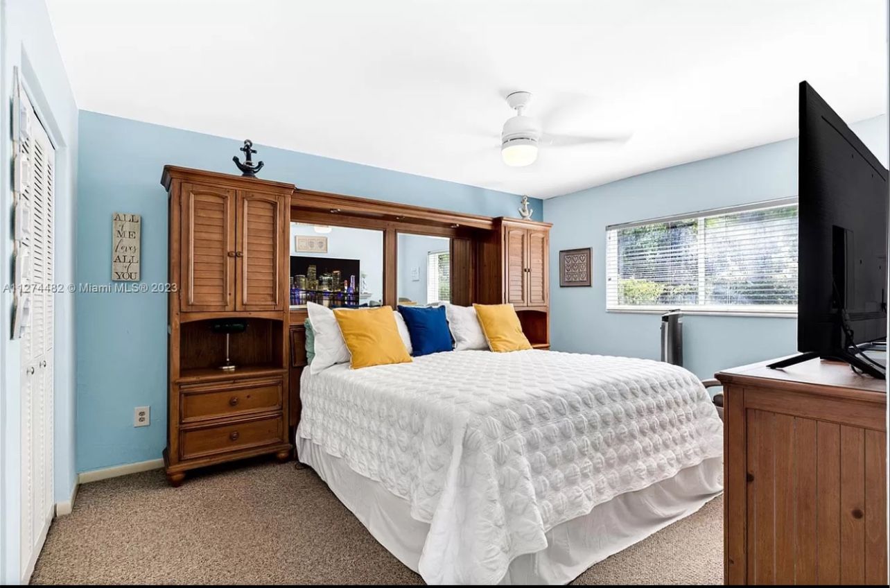 King Size Bedroom Set W/o Mattress