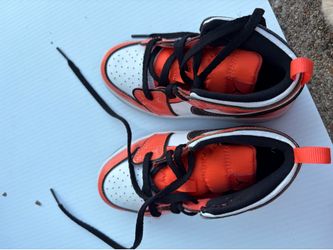 Kids orange Jordan 1s size 10c