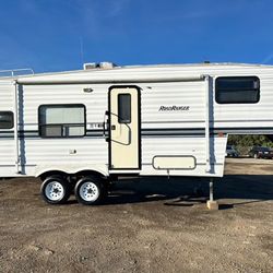 1999 Road Ranger 26’ like new Fifth Wheel 