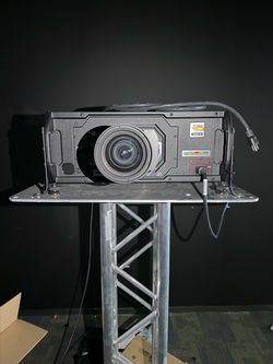 Titan 930 Projector