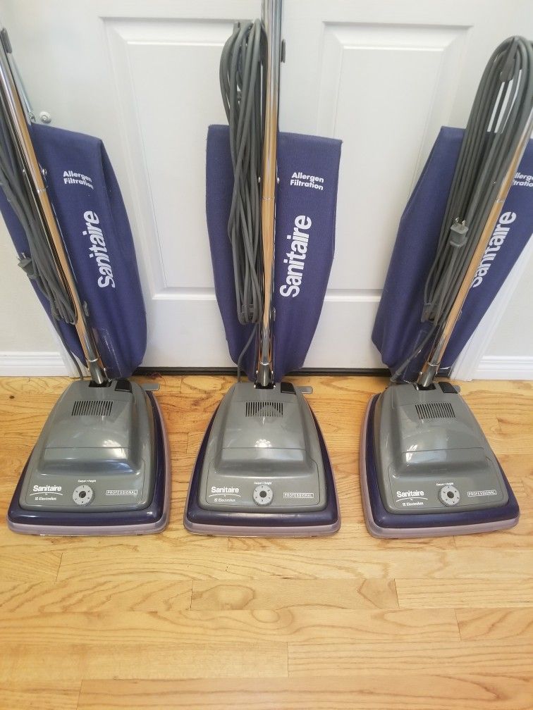 COMMERCIAL NEW COND SANITARE HEAVY DUTY VACUUM , WITH AMAZING POWER SUCTION , WORKS EXCELLENT , IN THE BOX