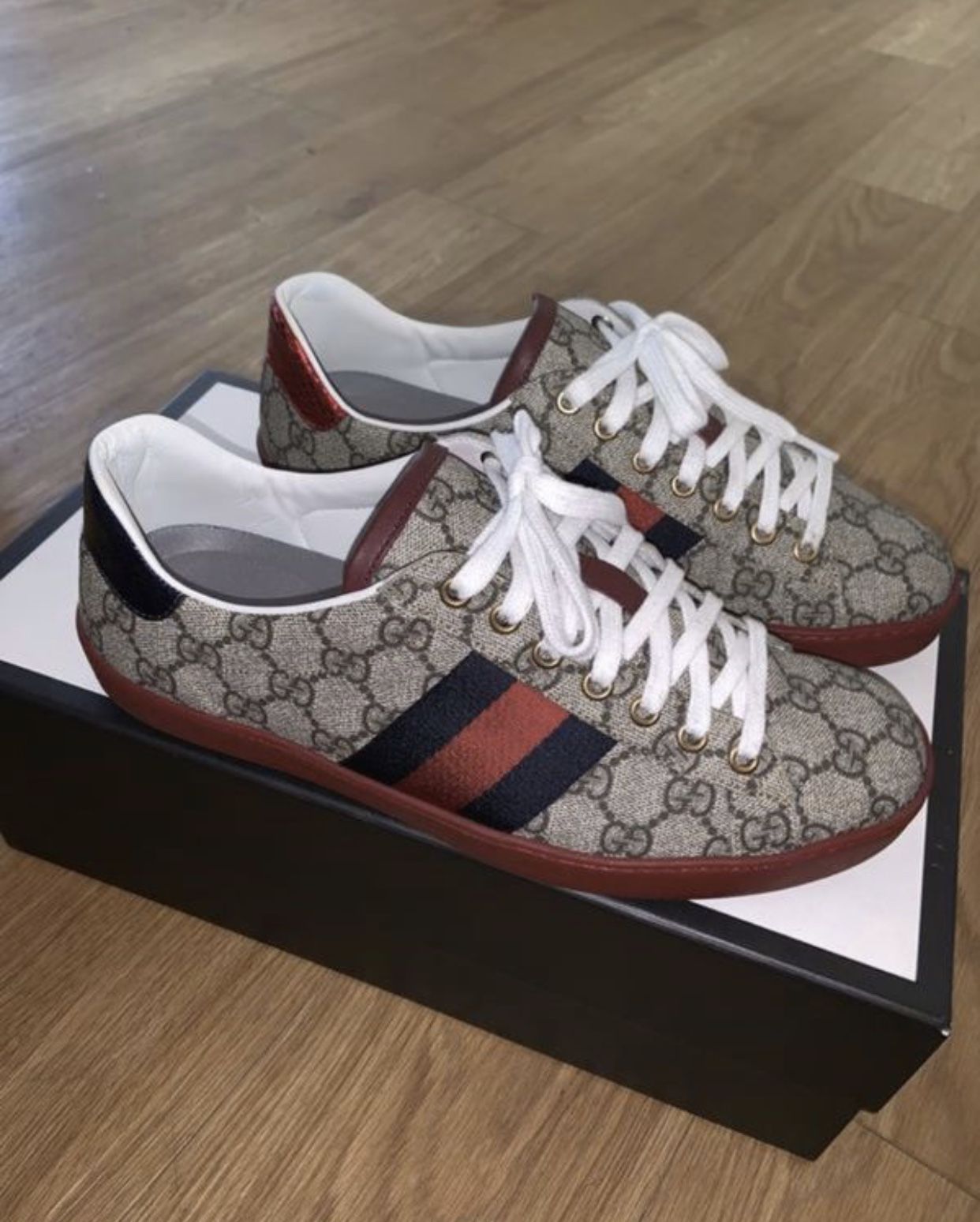 Gucci. Beige GG Supreme New Ace Sneakers size 8 auténtica 100%