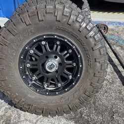 6 holes black Rims with tires 35x12.5x17