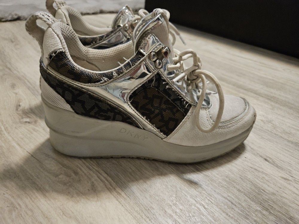 DKNY DESIGNER SHOES Size 7