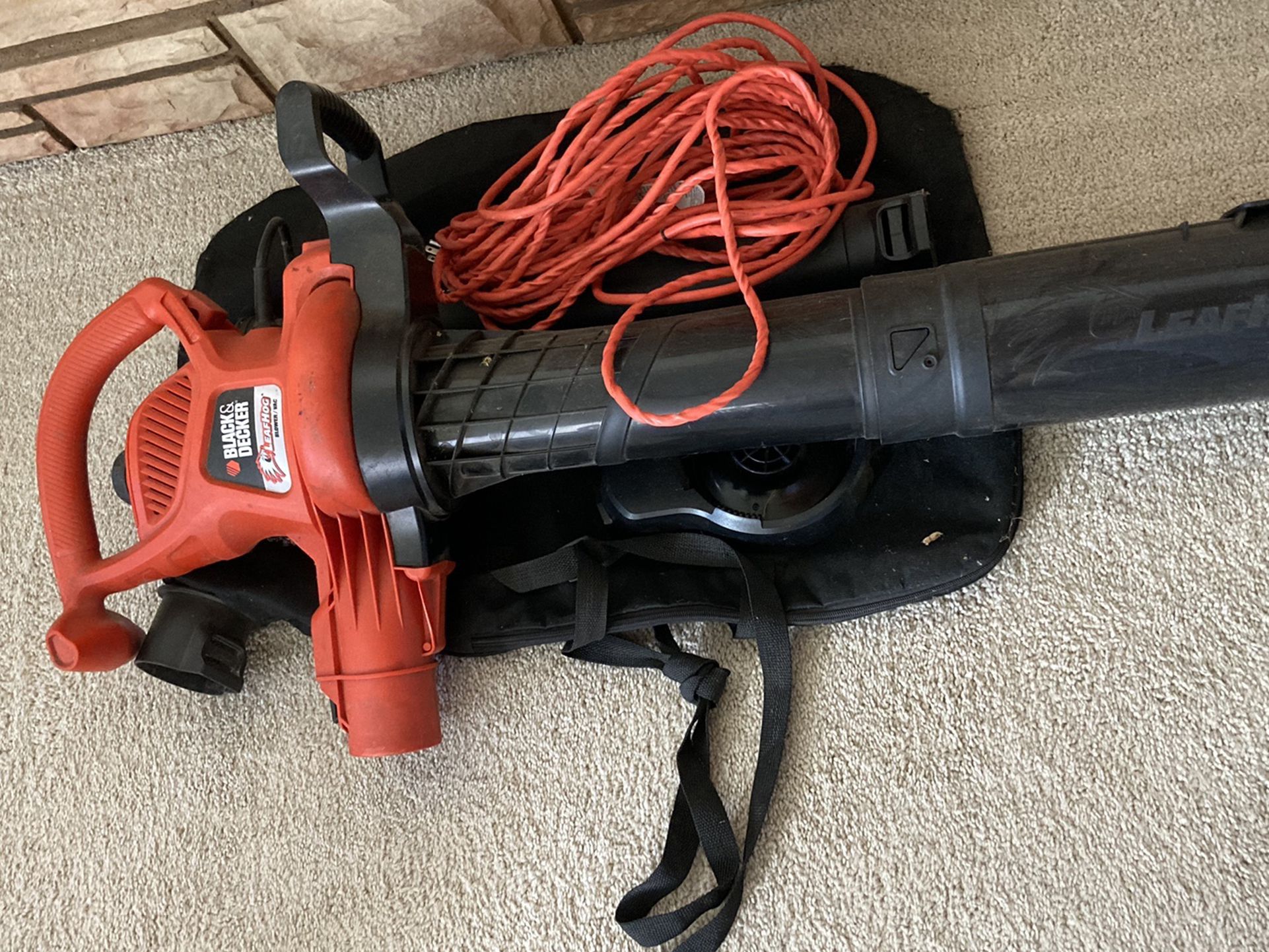 Leaf blower with extension chord 