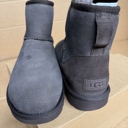 UGG Women’s Classic Mini II Boots – Size 10 (Brand New)