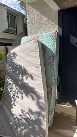 Twin mattress with box spring