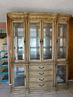 Large Traditional Curved Glass China Cabinet / Display Hutch – Excellent Condition