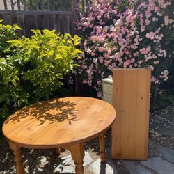 Wooden Dining Room Table With Middle Extension!